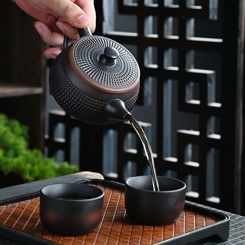經典傳承・匠心打造|【大師純手工紫陶鳳鳴壺】復古跳刀紋漢瓦壺(一壺兩杯)・黃金大容量300cc + 球孔過濾,鳴音設計顯格調 經典傳承・匠心打造|【大師純手工紫陶鳳鳴壺】復古跳刀紋漢瓦壺(一壺兩杯)・黃金大容量300cc + 球孔過濾,鳴音設計顯格調